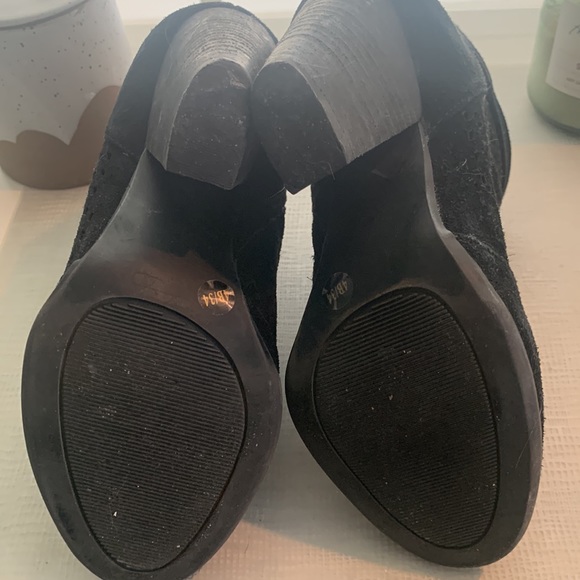 Sole Society suede perforated booties. Size 4 - Picture 6 of 6